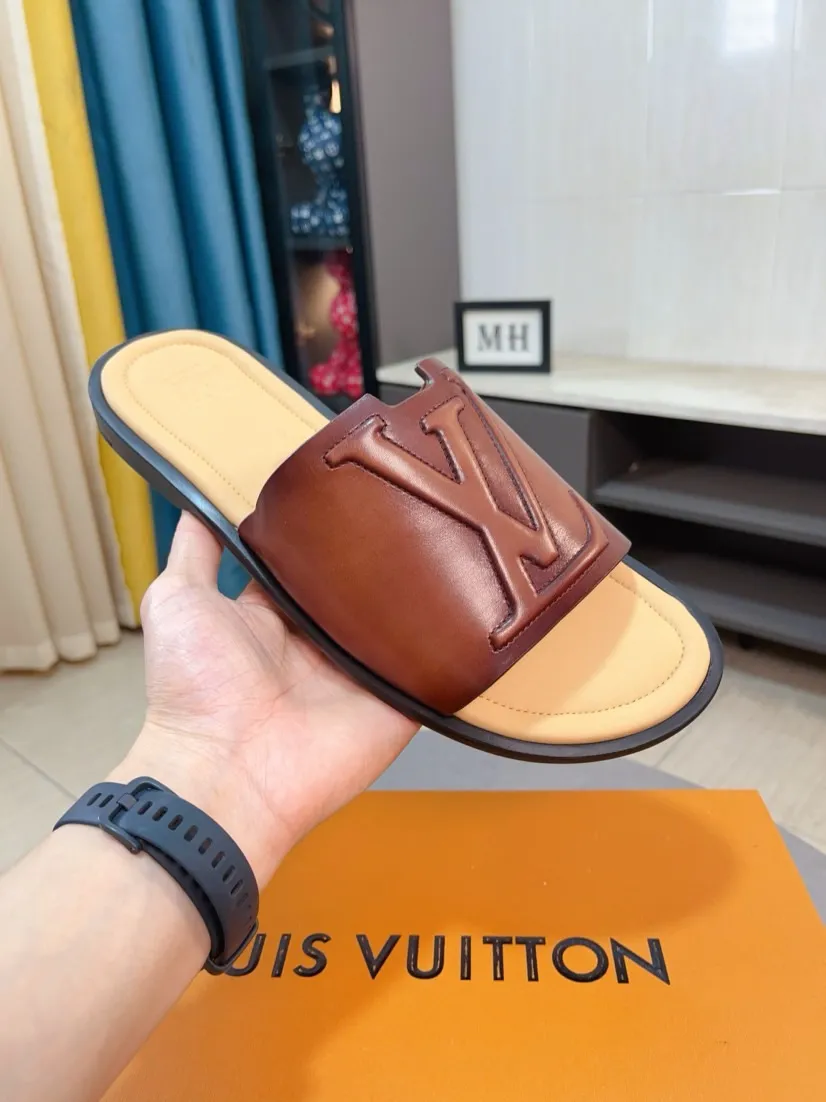 Men's men's shoes 💰360🌸🌸LV medium men's spring and summer slippers counter synchronization. The uppers are imported from Italy with open edge beads and color-changing logo graphics. High-quality craftsmanship. Soles: Original soles specially provided by the original factory. Exclusive molded soles are super comfortable. Original factory single goods. 🔍🔍High quality. You can enter and exit the counter at will. Welcome to compare. Size 38-45